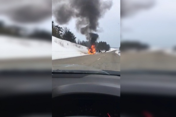 Проезжавшие водители помогали автовладельцу сбить пламя Проезжавшие водители помогали автовладельцу сбить пламя