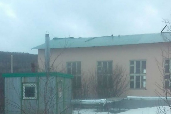 На первых фотографиях с места видно, что крышу сильно потрепало На первых фотографиях с места видно, что крышу сильно потрепало