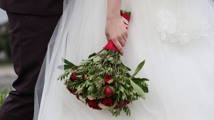 Жениться и умирать опять можно официально: ЗАГСы починили систему регистрации гражданских актов