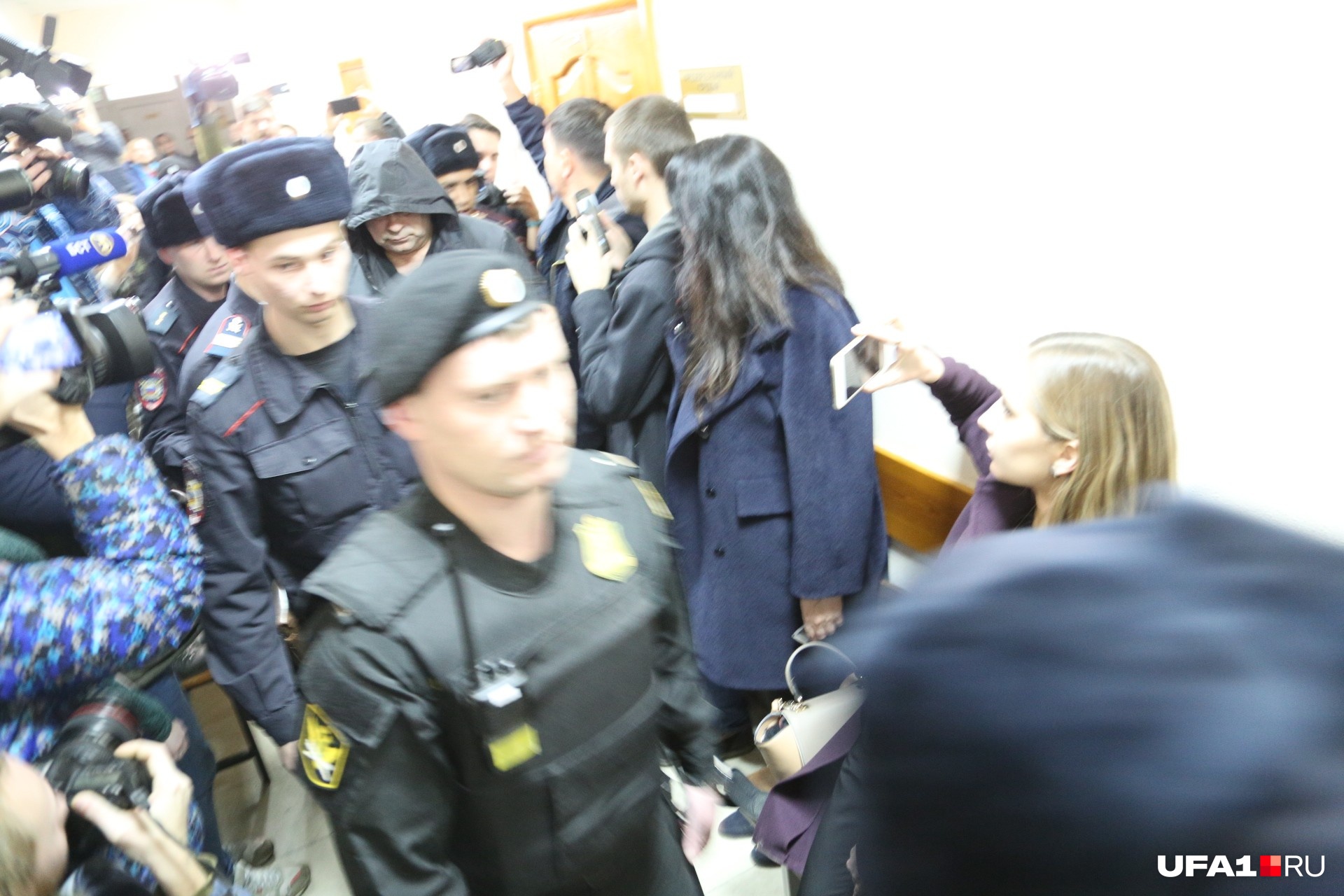 В зал суда ведут еще одного подозреваемого В зал суда ведут еще одного подозреваемого