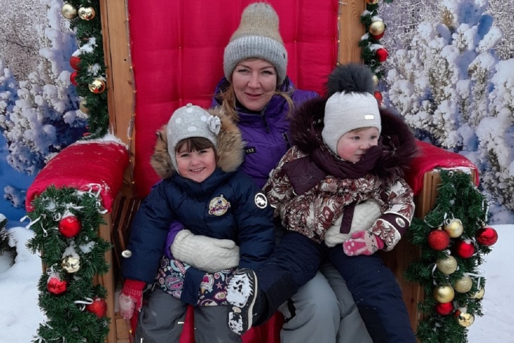 Оксана и ее младшие дочки: кровная Ульяна (справа) и приемная Настя (слева)