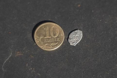 Одна из самых ранних найденных монет — серебряная, которая ходила в конце XVII – начале XVIII века