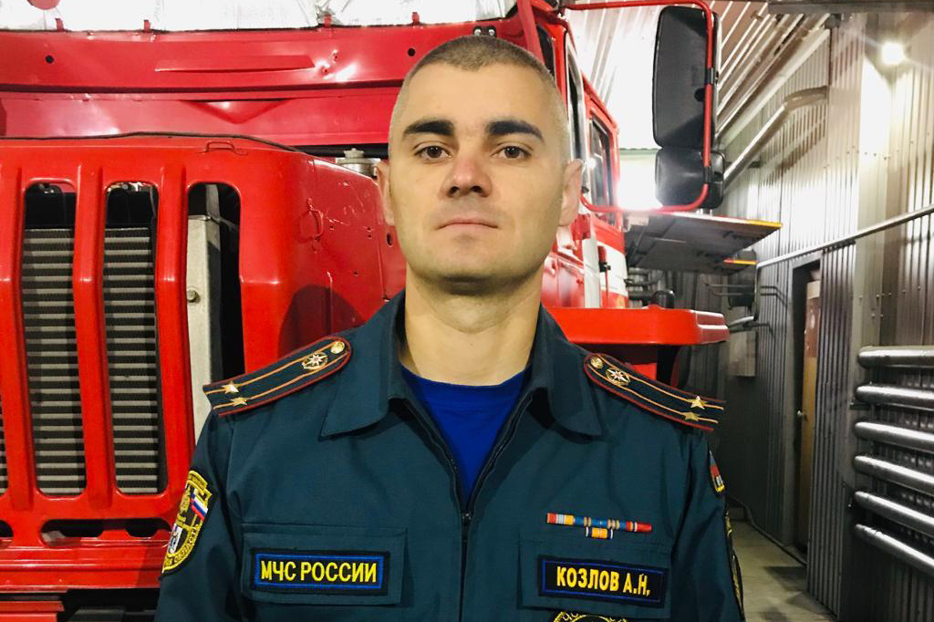 Алексей Козлов признаётся, что у начальника пожарной части всегда найдётся дело до официального начала рабочего дня Алексей Козлов признаётся, что у начальника пожарной части всегда найдётся дело до официального начала рабочего дня