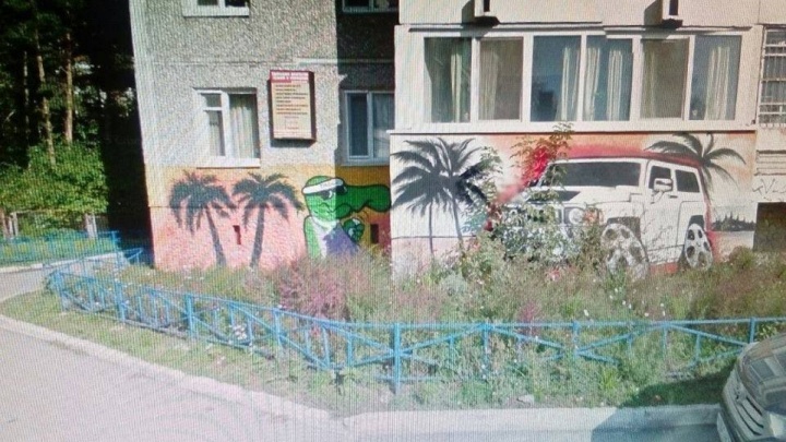 Жители дома на ЖБИ вступились за граффити с крокодилом и пальмами, которые решили закрасить