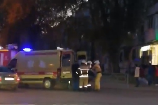 Пострадавшего грузят в скорую Пострадавшего грузят в скорую
