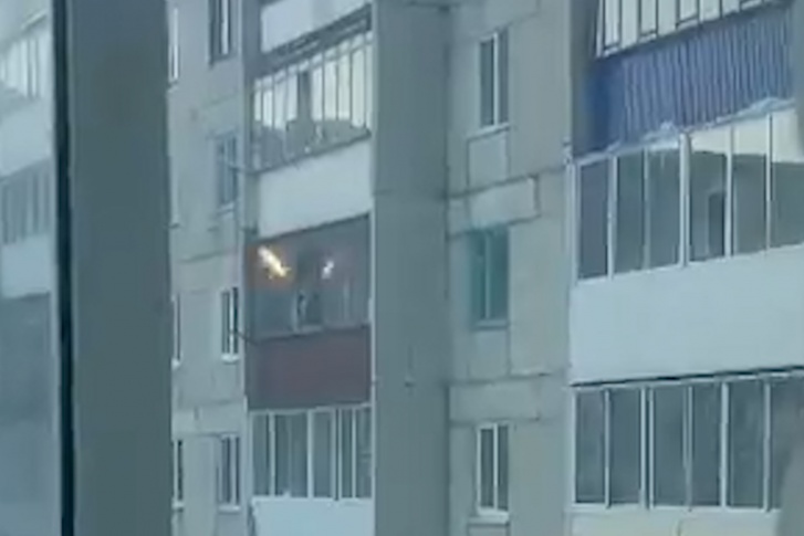 Стрелок открыл огонь в воздух с балкона на третьем этаже Стрелок открыл огонь в воздух с балкона на третьем этаже