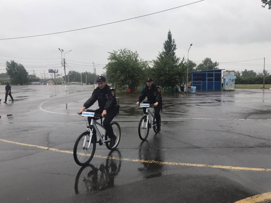 Полицейских на велосипедах пустили патрулировать набережную и о. Татышев