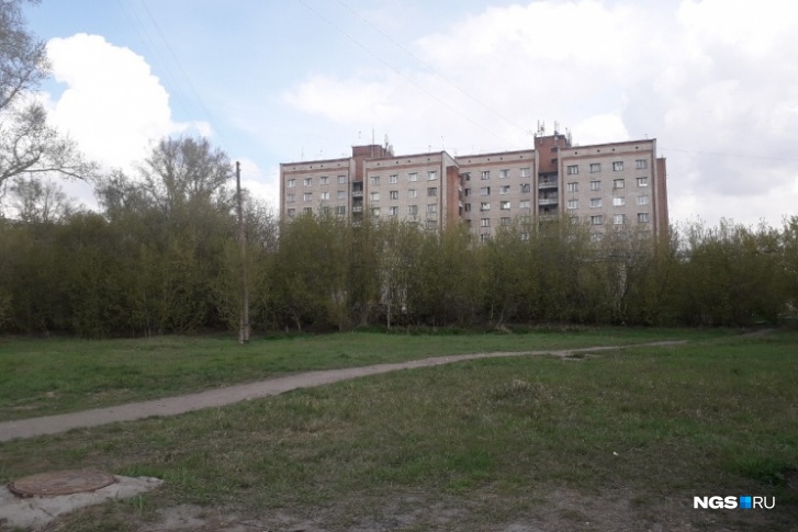 Поликлинику хотят построить на пустыре между жилыми зданиями Поликлинику хотят построить на пустыре между жилыми зданиями