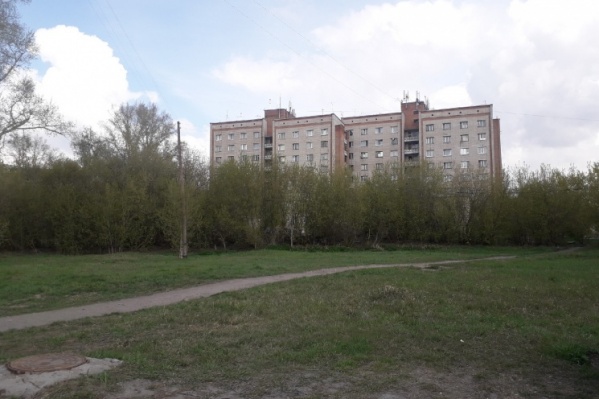 Поликлинику хотят построить на пустыре между жилыми зданиями Поликлинику хотят построить на пустыре между жилыми зданиями
