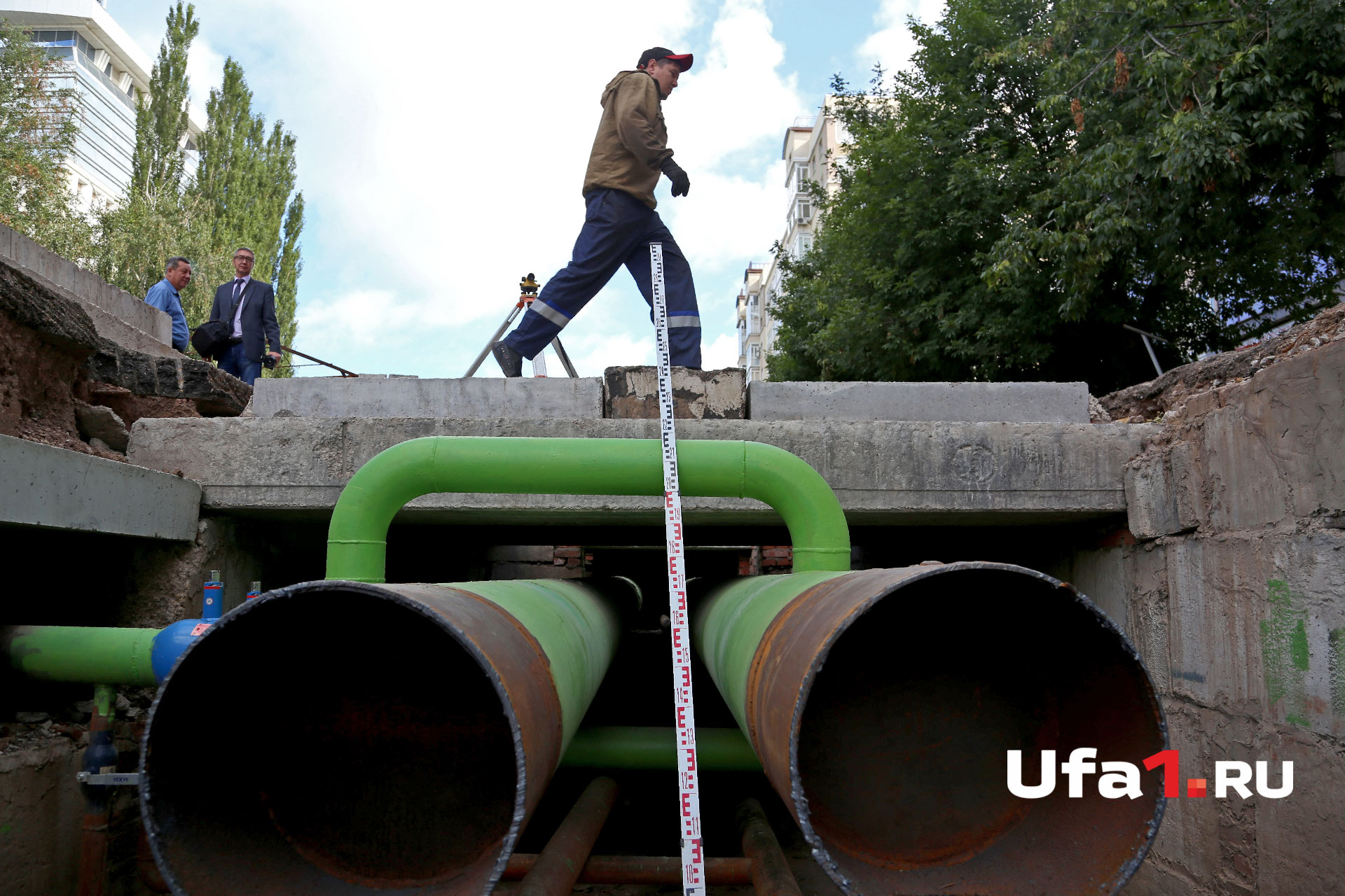 завод уфахимпром. чинят трубы ташкент. химпром уфа заброшка. утечка в уфе. утечка в уфе.