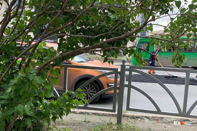 Рабочие разравнивают новое покрытие Рабочие разравнивают новое покрытие