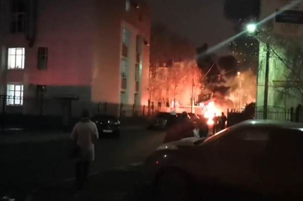 Машина вспыхнула и быстро загорелась ярким пламенем Машина вспыхнула и быстро загорелась ярким пламенем