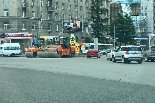 Дорожная техника на пл. Калинина днём 7 августа Дорожная техника на пл. Калинина днём 7 августа