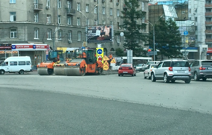Дорожная техника на пл. Калинина днём 7 августа Дорожная техника на пл. Калинина днём 7 августа