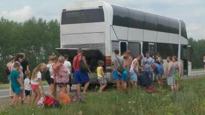«Жара, кругом поля. Ни воды, ни еды»: пермские туристы застряли в сломанном автобусе под Ижевском