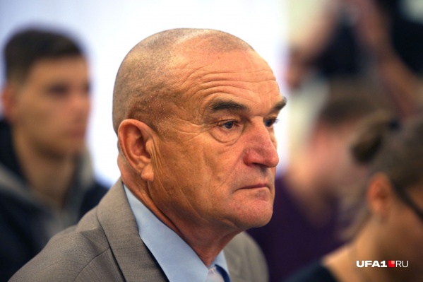 Насим Назметдинов бросился на выручку стражу порядка не раздумывая Насим Назметдинов бросился на выручку стражу порядка не раздумывая 