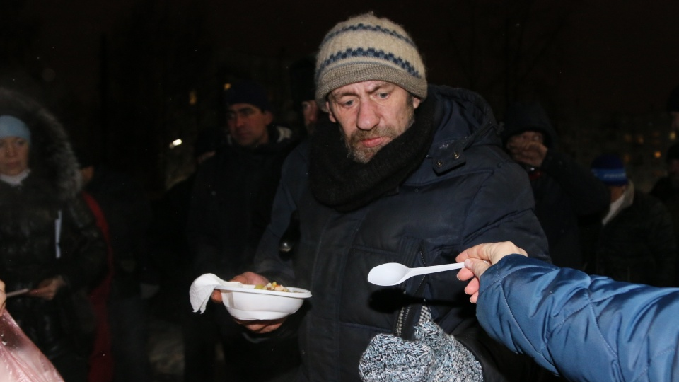 Тарелка супа как шанс изменить жизнь: кто и зачем кормит бездомных и стариков на улице Северодвинска