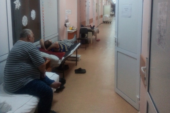 В МСЧ-2 пациенты с пневмонией лежат в коридорах В МСЧ-2 пациенты с пневмонией лежат в коридорах