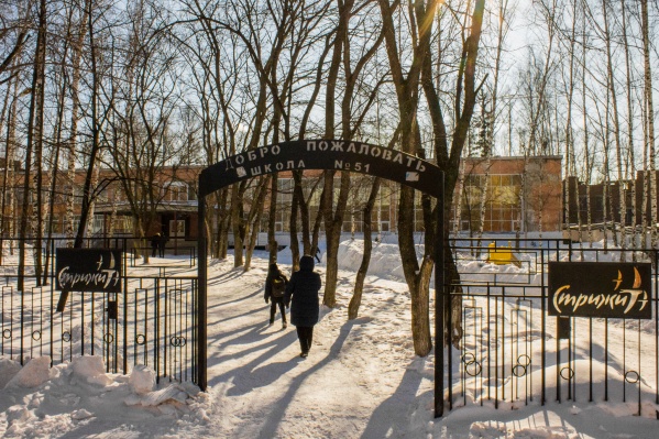 Родители учеников считают, что в переполненной школе ничего не изменилось бы, если бы они не записали обращение к Владимиру Путину Родители учеников считают, что в переполненной школе ничего не изменилось бы, если бы они не записали обращение к Владимиру Путину