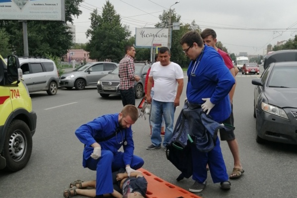 Ребёнок в районе школы переходил улицу Кирова по пешеходному переходу Ребёнок в районе школы переходил улицу Кирова по пешеходному переходу
