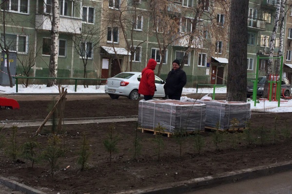 Тротуарную плитку на участке между домами Красный проспект, 94 и Красный проспект, 94/1 начали выкладывать в самом конце ноября Тротуарную плитку на участке между домами Красный проспект, 94 и Красный проспект, 94/1 начали выкладывать в самом конце ноября