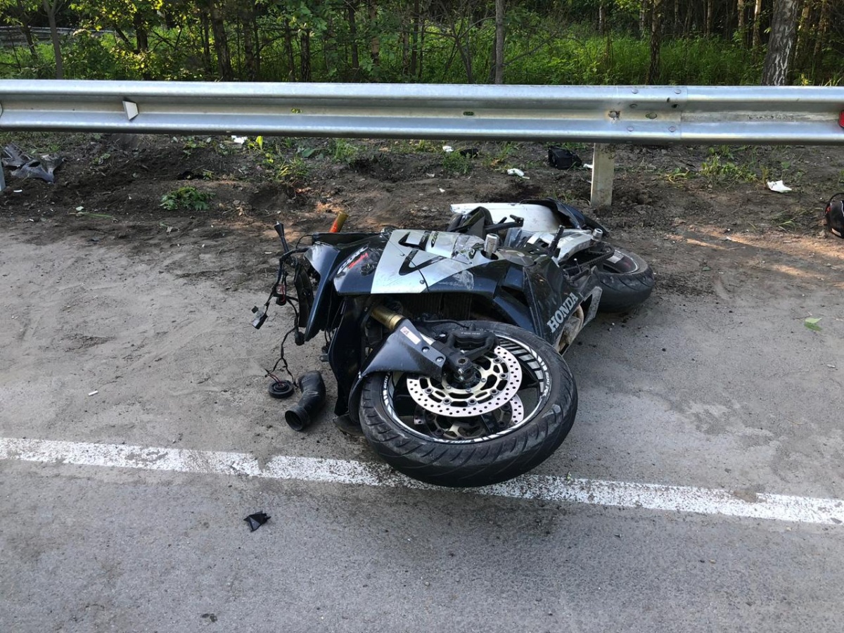 Во Втузгородке мотоциклист въехал в отбойник и впал в кому