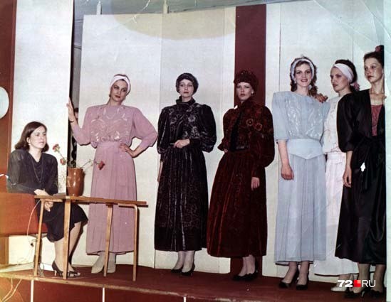 Показ тюменского Дома моделей, 1987 год. Наталья — третья справа, в небесно-голубом платье