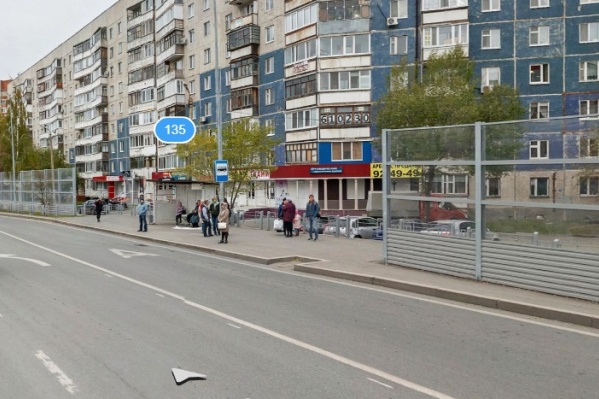 Мужчину задержали полицейские, когда он садился в маршрутку на этой остановке у ТЦ «Южный» Мужчину задержали полицейские, когда он садился в маршрутку на этой остановке у ТЦ «Южный»