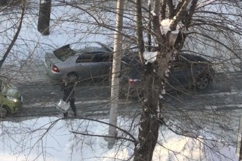 Два водителя попали в аварию, собрали пробку и начали чистить дорогу лопатами — это попало на видео