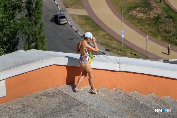 Вот такую жаркую бабушку запечатлел наш фотограф на одной из главных достопримечательностей города Вот такую жаркую бабушку запечатлел наш фотограф на одной из главных достопримечательностей города
