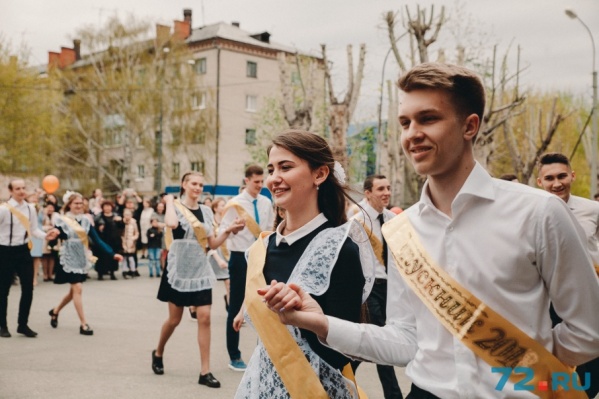 В этом году из школ Тюмени выпустились почти 5000 одиннадцатиклассников. Профессия мечты у каждого своя В этом году из школ Тюмени выпустились почти 5000 одиннадцатиклассников. Профессия мечты у каждого своя