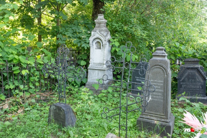 Разборки у могилы: на Леонтьевском кладбище мужчина воткнул в друга ножницы