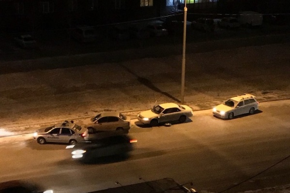 К пострадавшим в яме автомобилям подъехал экипаж ДПС К пострадавшим в яме автомобилям подъехал экипаж ДПС