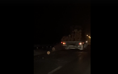 На трассе М-5 под Челябинском две легковушки разбились из-за брёвен, выпавших из лесовоза