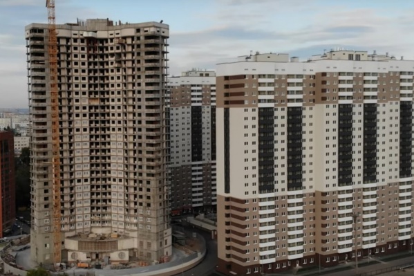 Здание уже достроили до 30 этажей Здание уже достроили до 30 этажей