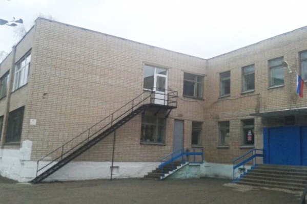 В последнее время ситуация в этой школе особенно напряжённая: администрация требует, чтобы учителя вернули отпускные, а те не хотят расставаться с деньгами В последнее время ситуация в этой школе особенно напряжённая: администрация требует, чтобы учителя вернули отпускные, а те не хотят расставаться с деньгами