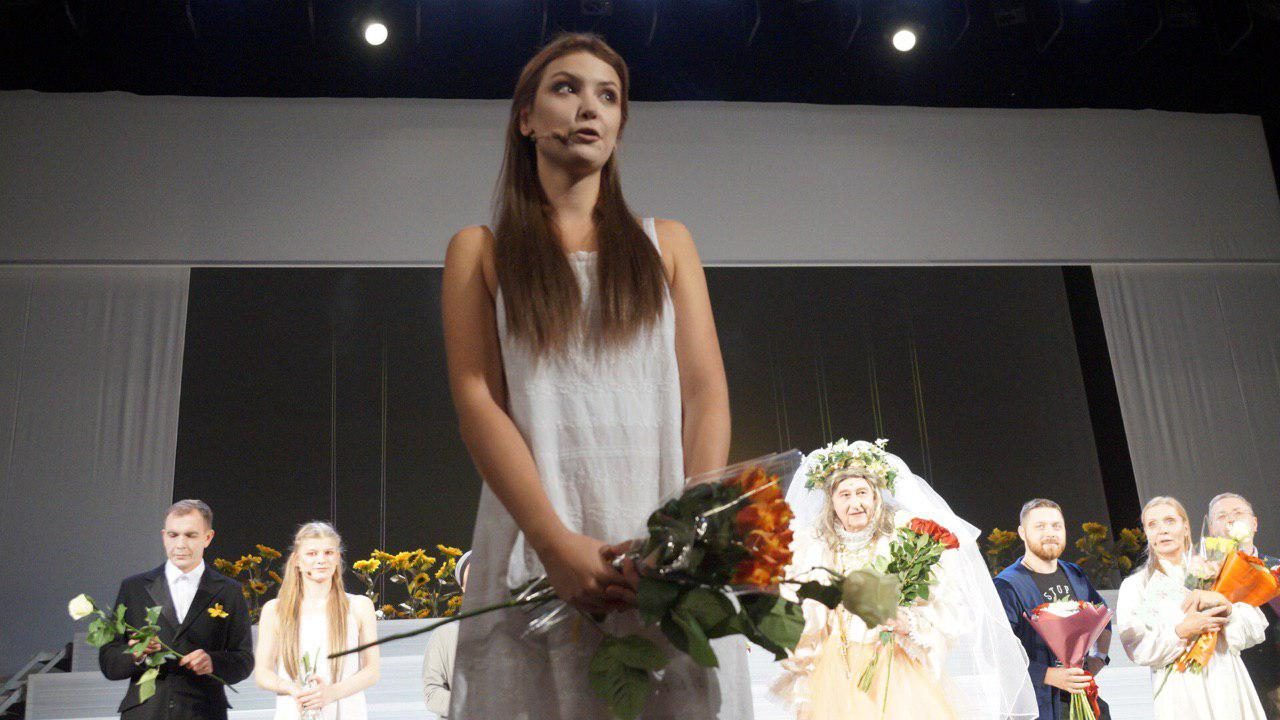 Актриса Дарья Егорова во время обращения к публике