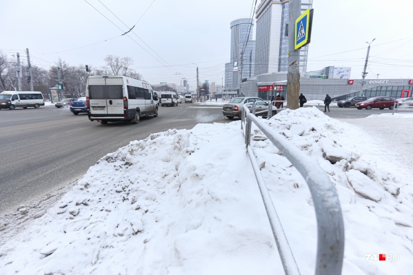 Снег вывозят, но небыстро. Даже на проспекте Ленина местами лежат сугробы<br> Снег вывозят, но небыстро. Даже на проспекте Ленина местами лежат сугробы<br>