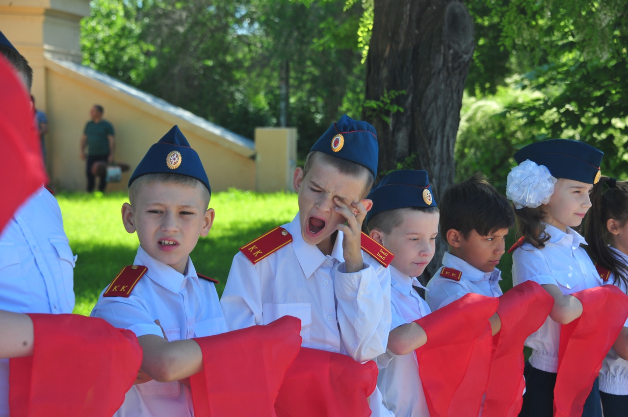 «Пионер — всем детям пример!»: в Комсомольском саду Волгограда школьникам повязали алые галстуки