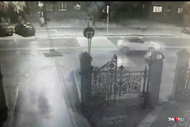 Водитель этого автомобиля на скорости пронёсся через переход, по которому шёл мужчина Водитель этого автомобиля на скорости пронёсся через переход, по которому шёл мужчина