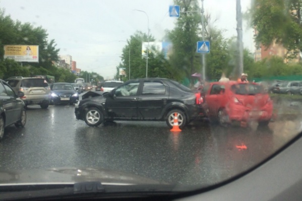 По словам водителей, из-за массовой аварии на Червишевском тракте образовалась пробка По словам водителей, из-за массовой аварии на Червишевском тракте образовалась пробка 