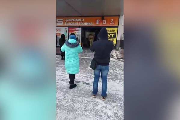 Из торгового центра вывели всех посетителей и работников Из торгового центра вывели всех посетителей и работников