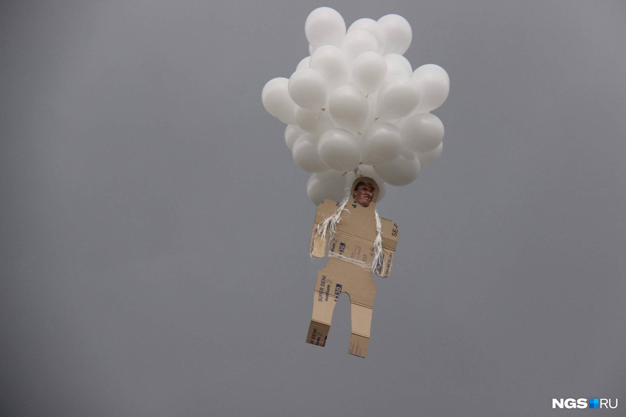 Фигура американского президента улетела в новосибирское небо на воздушных шарах. Фото Стаса Соколова 