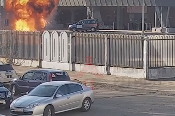 После взрыва улицу Победы заволокло дымом После взрыва улицу Победы заволокло дымом