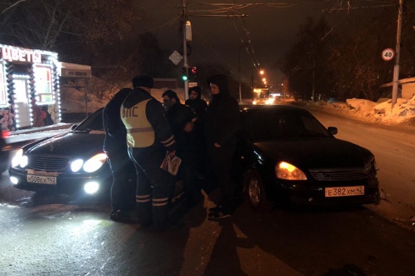 Скрывшийся с места аварии водитель чуть не врезался в людей, которые стояли на остановке Скрывшийся с места аварии водитель чуть не врезался в людей, которые стояли на остановке