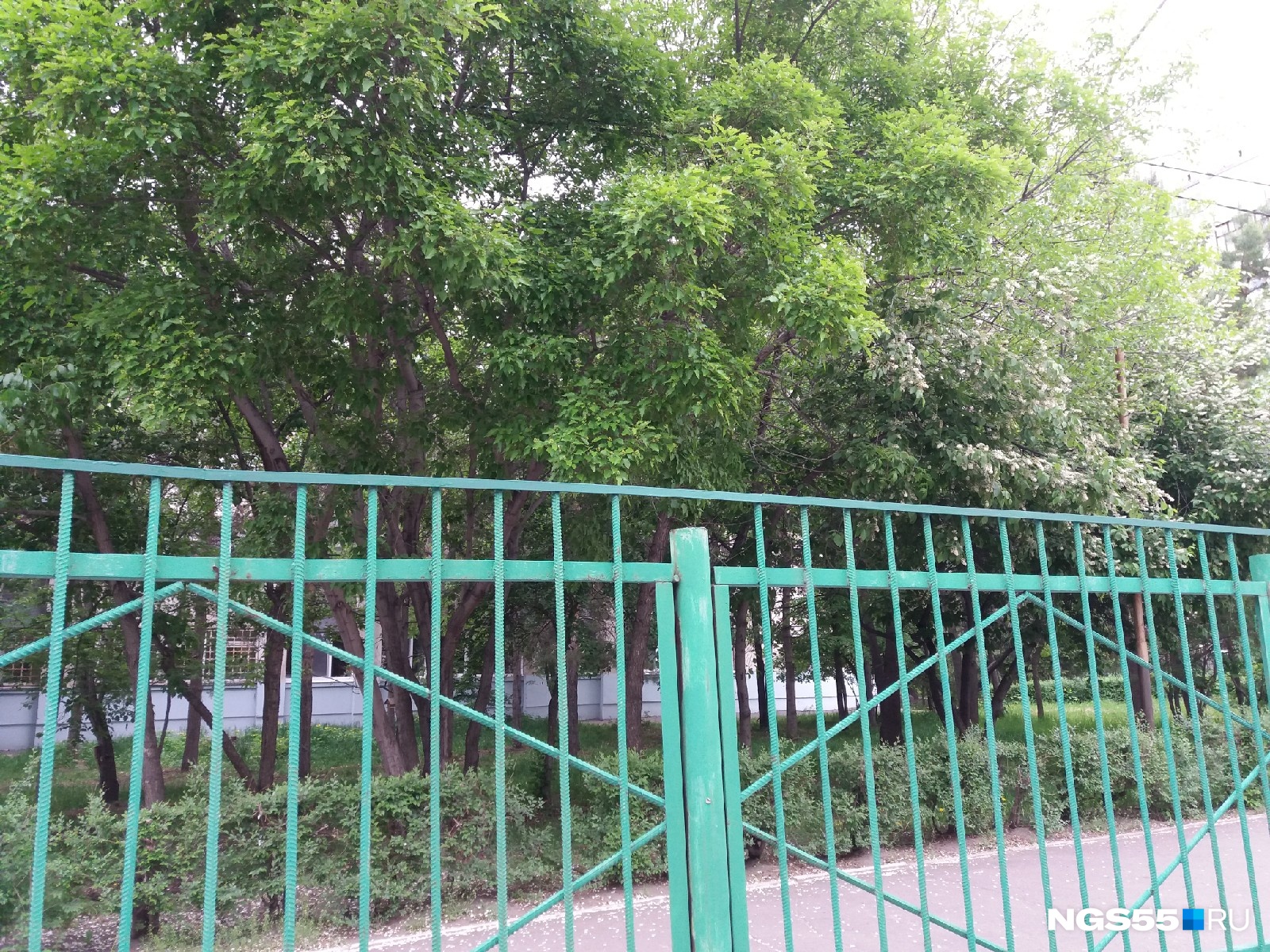 Как один из вариантов — наварить уголки. Тогда высота забора не изменится и будет проходить по нормам Как один из вариантов — наварить уголки. Тогда высота забора не изменится и будет проходить по нормам