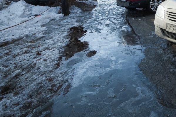 Вода залила дорогу на Братьев Кашириных Вода залила дорогу на Братьев Кашириных