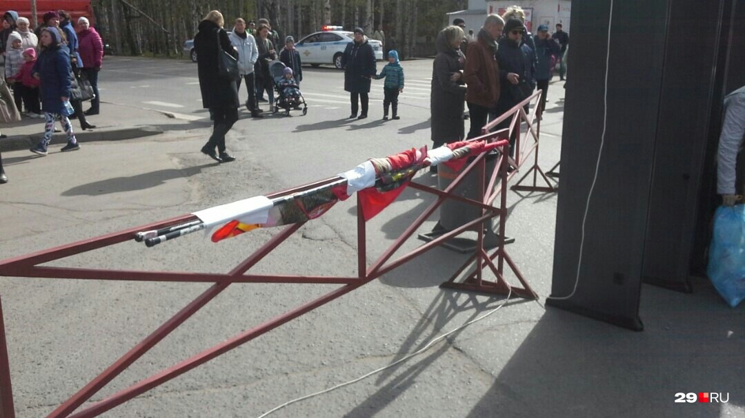 Плакаты со Сталиным намотали на ограждения, на территорию митинга с ними не пустили Плакаты со Сталиным намотали на ограждения, на территорию митинга с ними не пустили