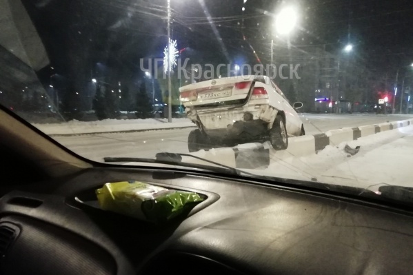 Автомобиль повис прямо на отбойнике Автомобиль повис прямо на отбойнике 