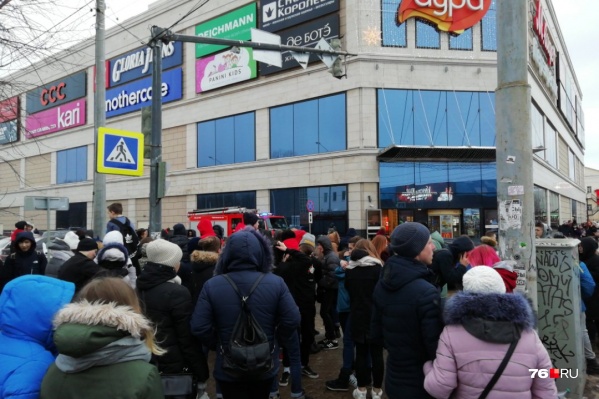 Водители в спешке выезжают с подземной парковки Водители в спешке выезжают с подземной парковки